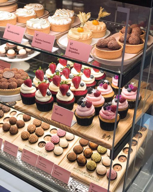 Vitrine de confeitaria com tortinhas, cupcakes e doces artesanais